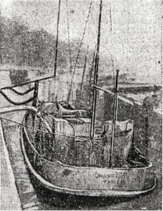L'épave du bateau sort des eaux de la Seine. Commandant-Tissot