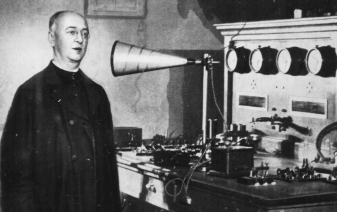 Une station éphémère à Paris diffuse le premier sermon radiophonique en 1923