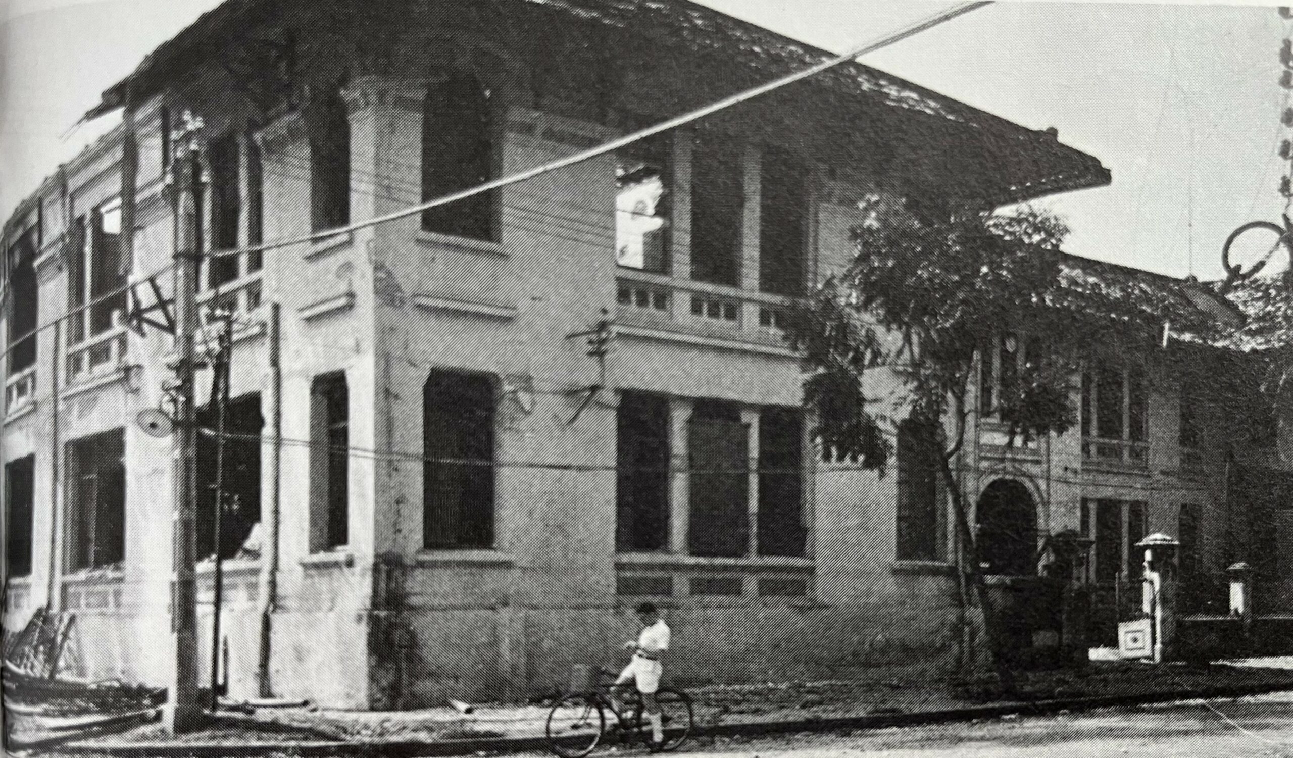 Le souffle d’une violente explosion détruit les studios de Radio Saigon